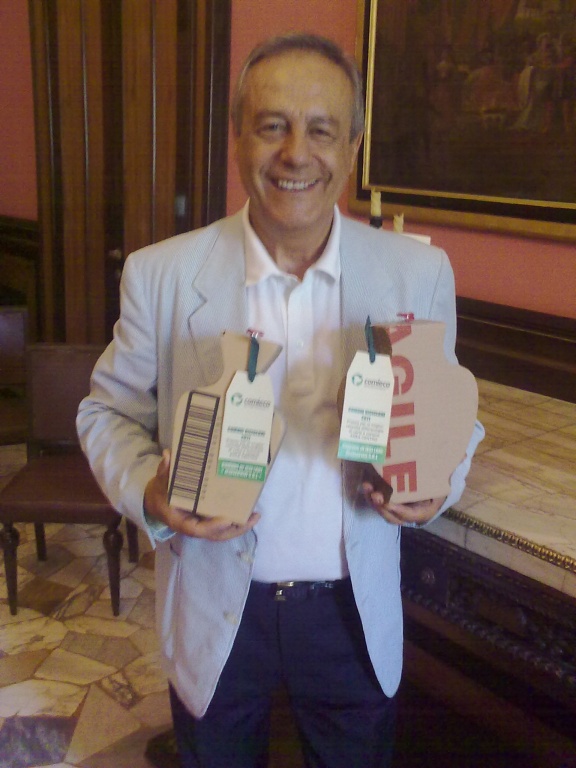 L'amministratore delegato di Jesiservizi Ganzetti con i premi ricevuti