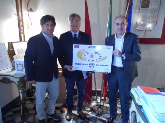Il Sindaco Massimo Bacci e l'Assessore allo sport Ugo Coltorti con il Presidente dell'Aces Lupatelli