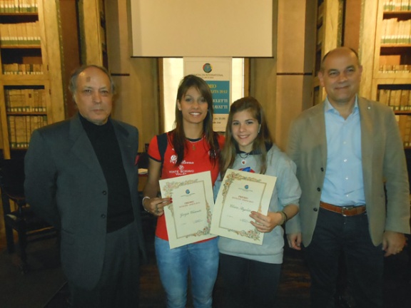 Chiara Angeletti e Giorgia Chiavatti premiate come 'Studenti-Atlete 2012' dal Presidente del Club Scherma Proietti Mosca e dal Sindaco Massimo Bacci