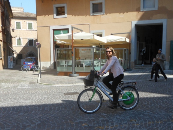 L'assessore Napolitano in sella ad una bici elettrica