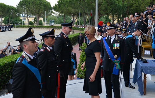 Il Ministro della Difesa mentre conferisce le medaglie ai tre carabinieri di Jesi